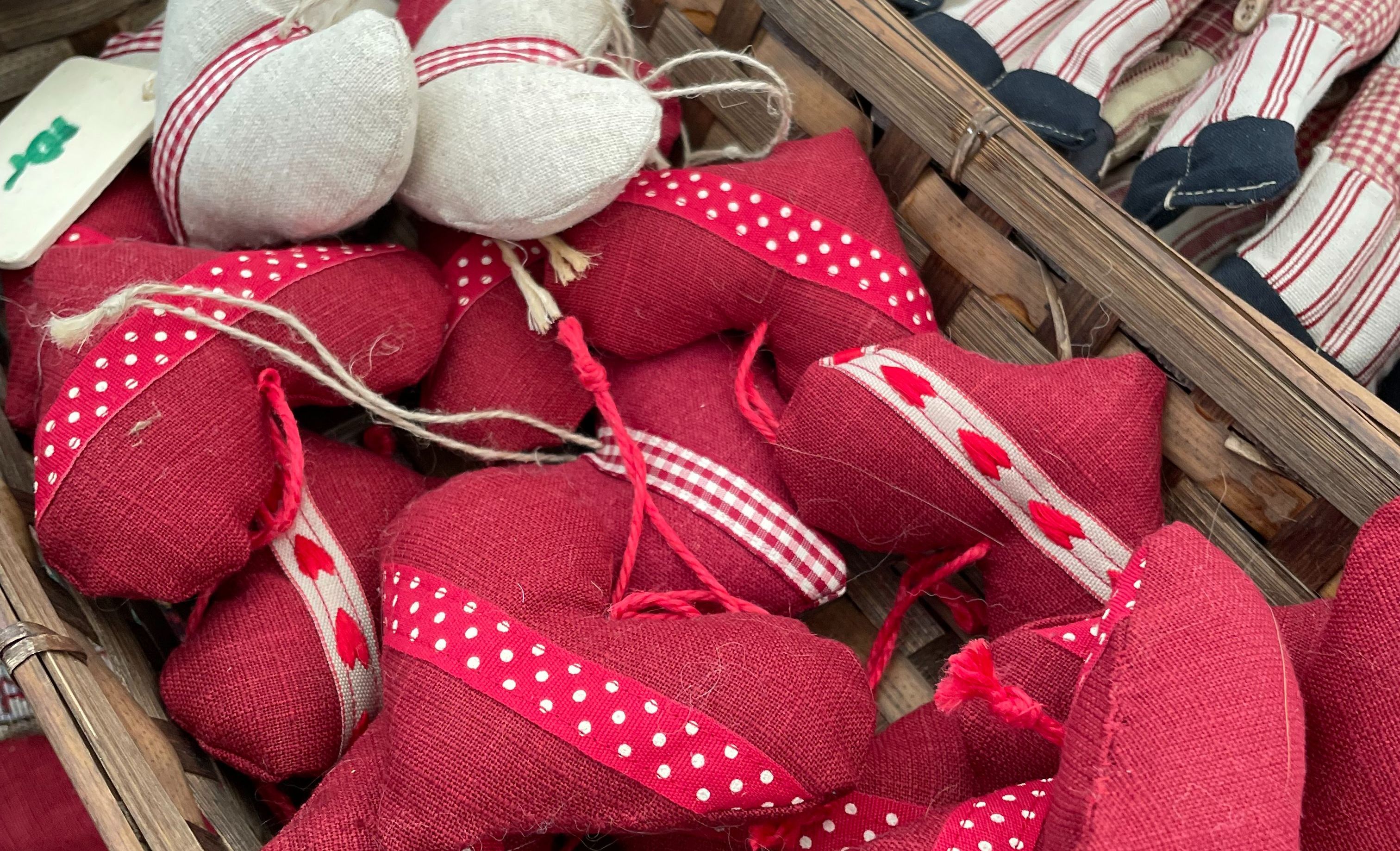 stofhjerter i en flettet kurv