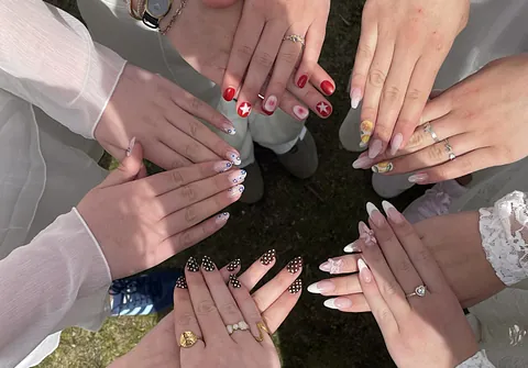 Hænder med fine negle i en cirkel